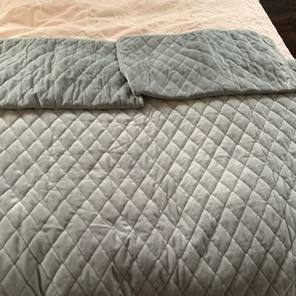 Queen size quilt set